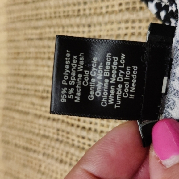 Ann taylor 3/4 sleeve wrap top, black & white little flower print, size XS - Picture 7 of 9